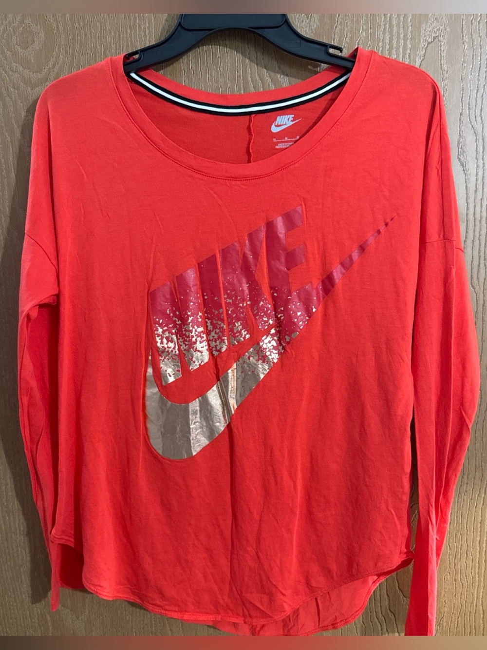 Nike Women’s T-Shirt Red Long Sleeve Scoop Neck Round Hem Gold Foil Swoosh Sz M